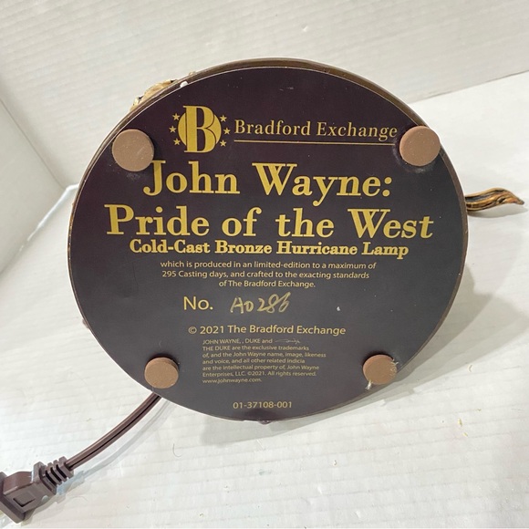 The Bradford Exchange John Wayne Bronze Pride Of The West Hurricane Lamp Read - Picture 5 of 5